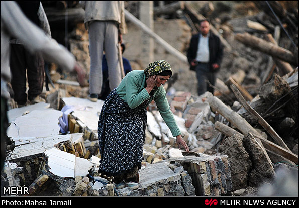EarthquakeWomanInGreenMehr.jpg