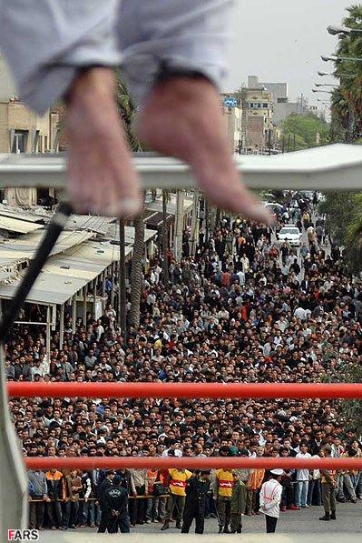FarsHangingCrowd11.jpg