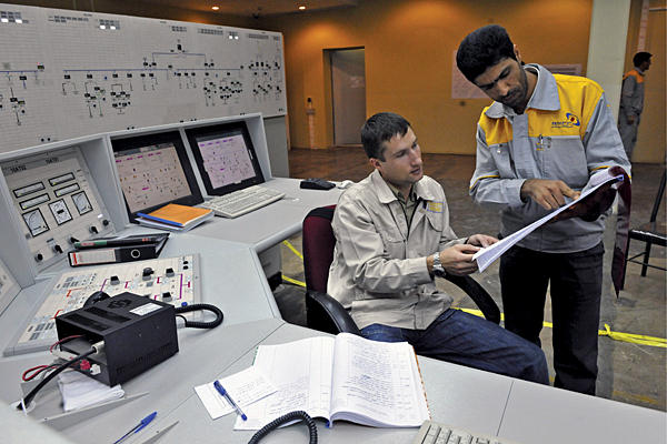 RussianIranianEngineersBushehr.jpg