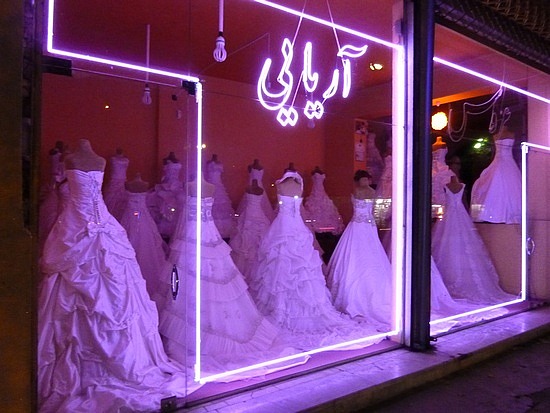 2.1287952264.iranian-wedding-dresses-1.jpg