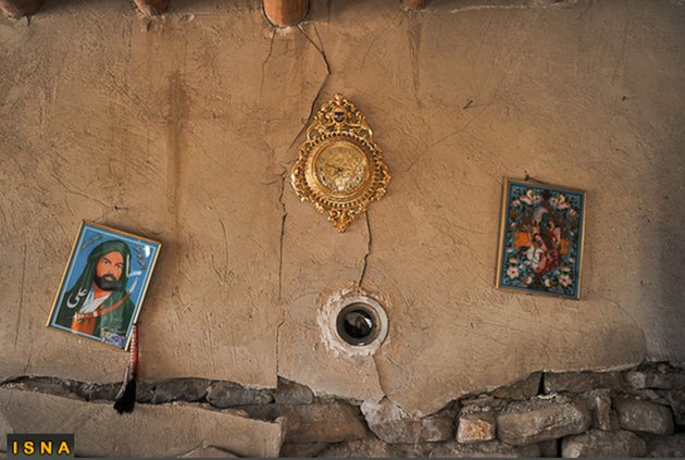 2012-08-13T132540Z_722531972_GM2E88D1NG201_RTRMADP_3_IRAN-EARTHQUAKE.JPG