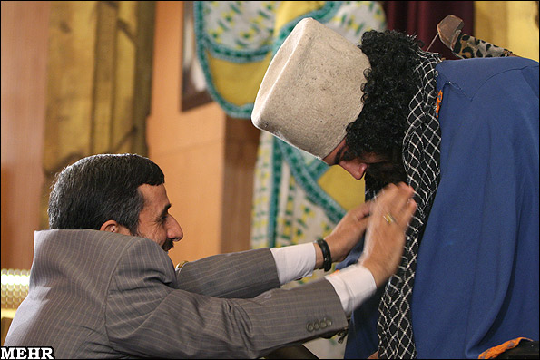 Ahmadinejad-Cyrus-the-Great-keffiyeh.jpg