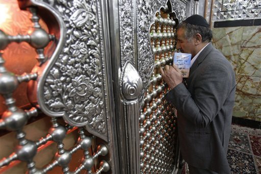 Iranian+Jew+praying+at+Daniel%27s+grave.jpg