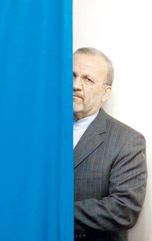 mottaki+behindcurtain.jpg
