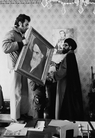 replacingshahphotoiran.jpg