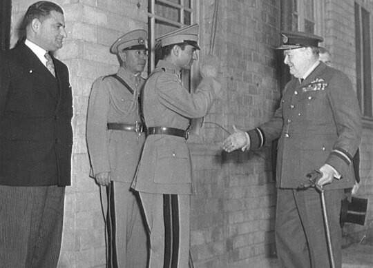Shah_churchill